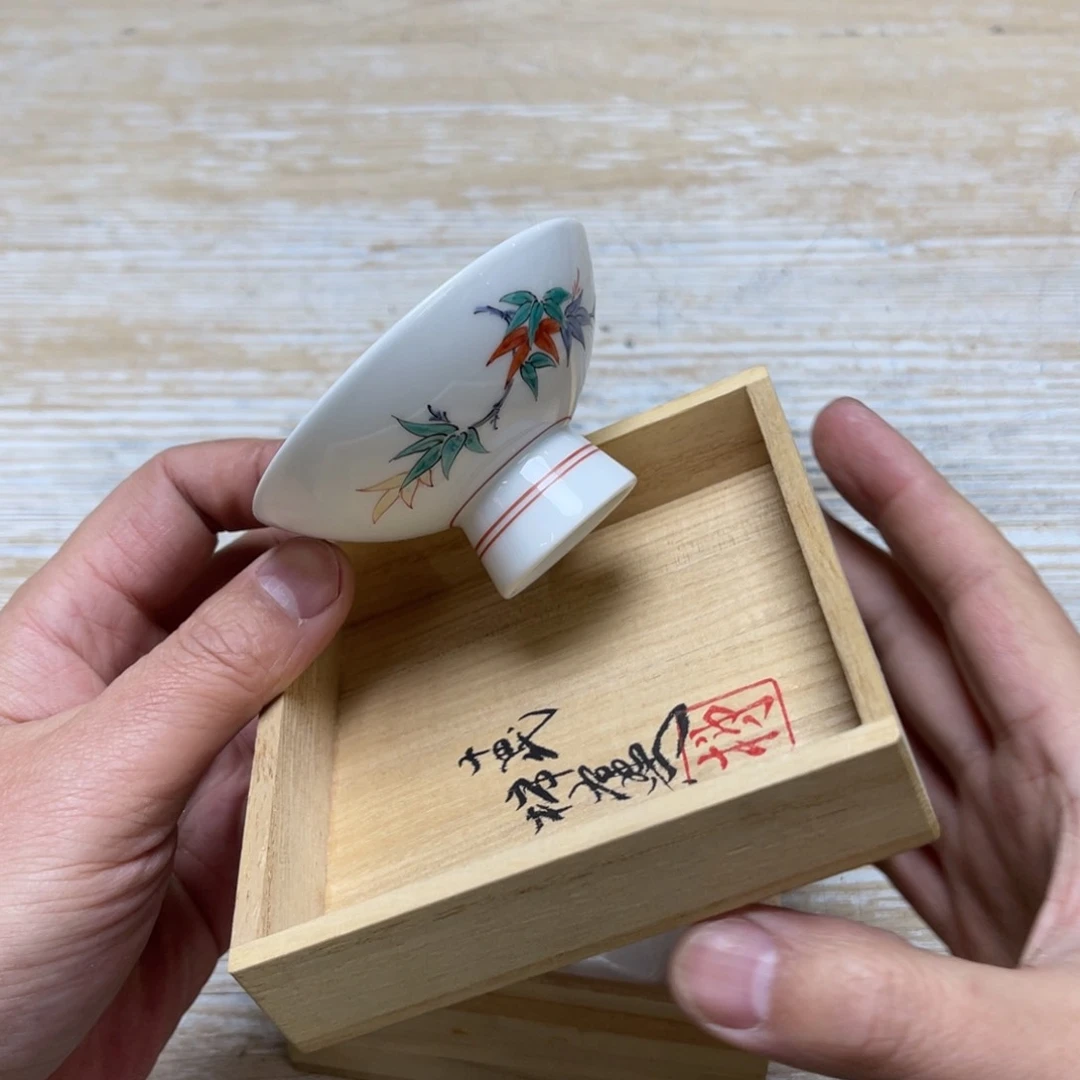 瓷片密密麻麻地排列着一个
