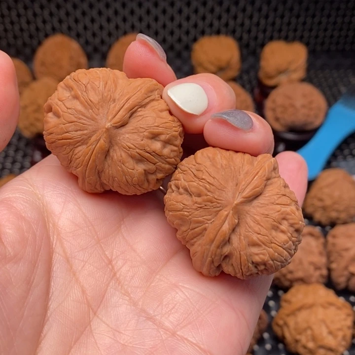 文玩核桃吊坠8元宝37