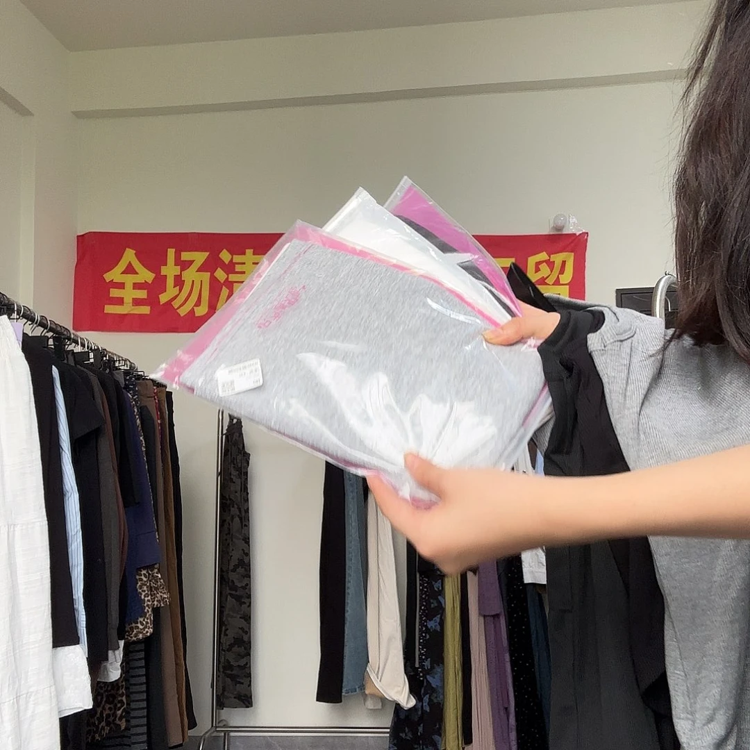 随机颜色背心黑灰白紫