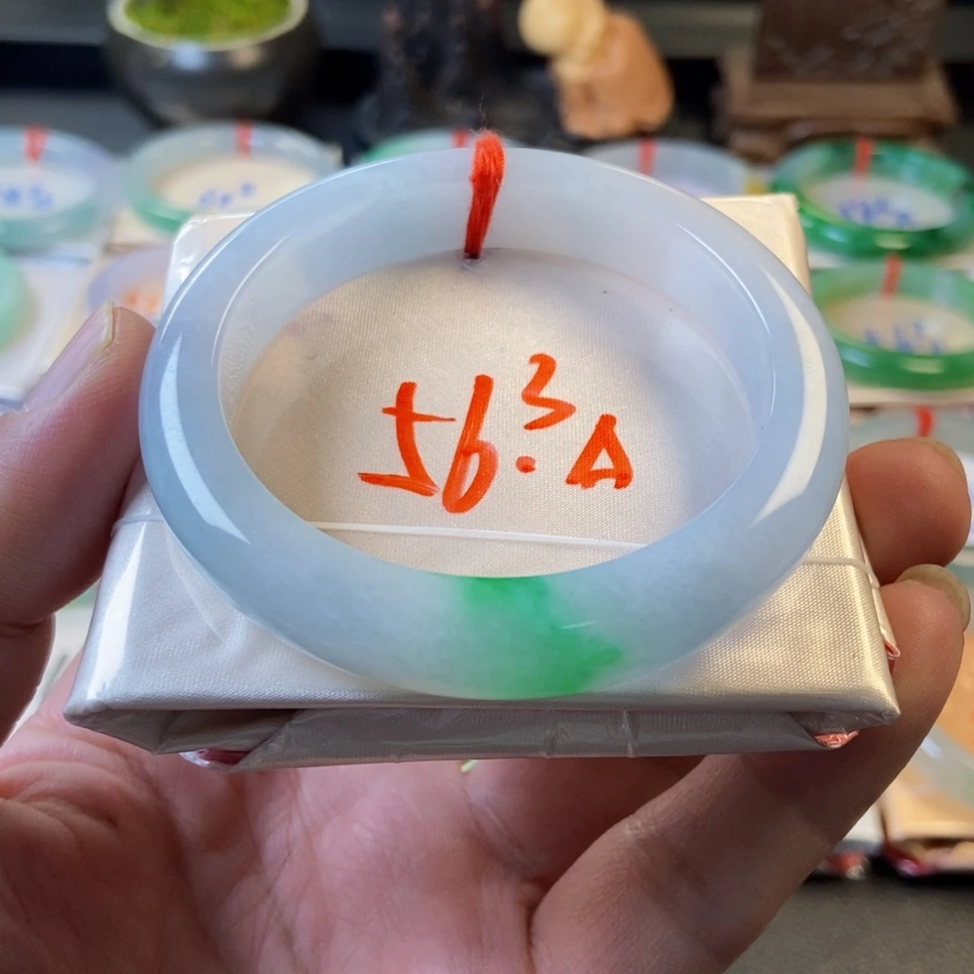 翡翠未镶嵌手镯7、白底青正圈