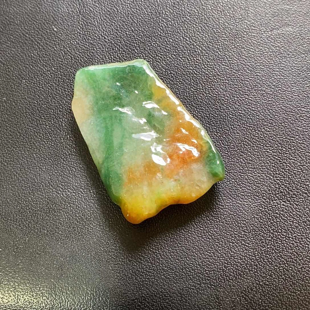 定制翡翠未镶嵌三彩黄加绿特色吊坠