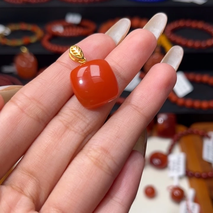 南红玛瑙银S925镶嵌颈饰樱桃红无事牌吊坠