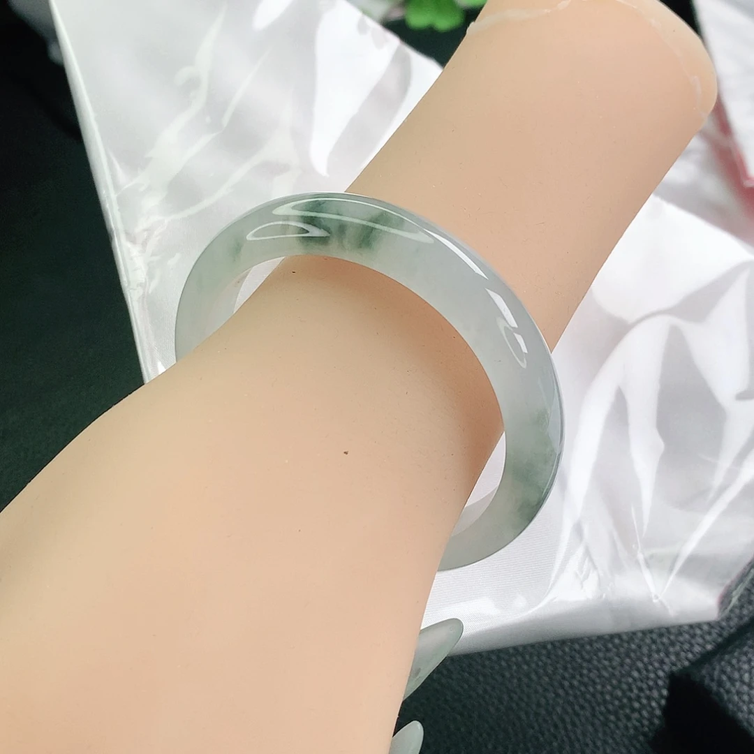 翡翠手镯未镶嵌55圈