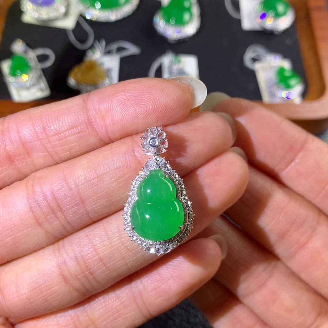 翡翠18K金镶嵌颈饰翡翠