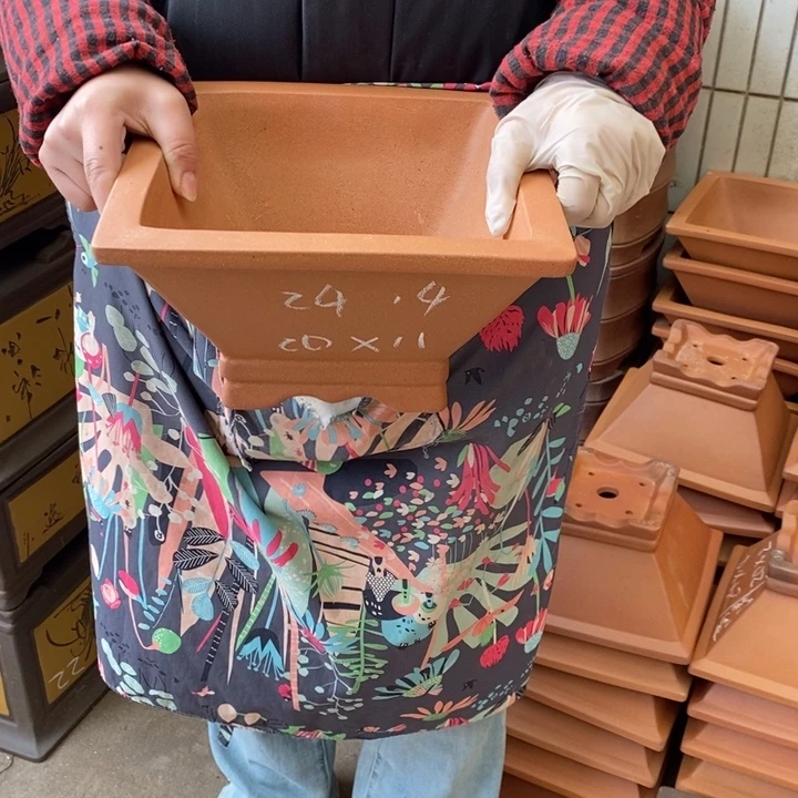 花盆紫砂只顾看手机的