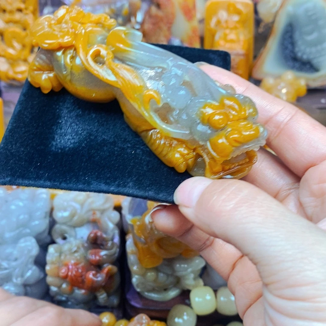 未镶嵌石英质玉（黄龙玉）颈饰