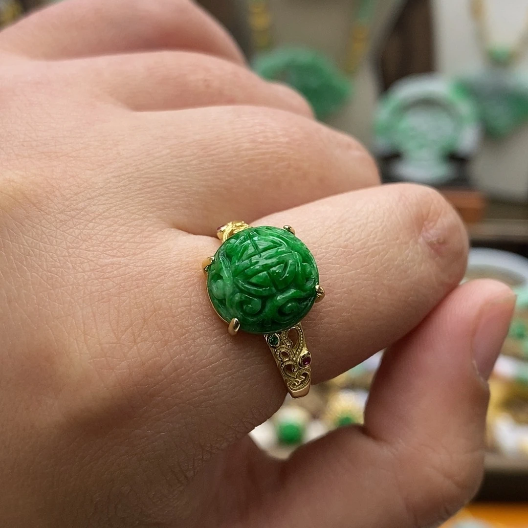 翡翠未镶嵌颈饰戒指