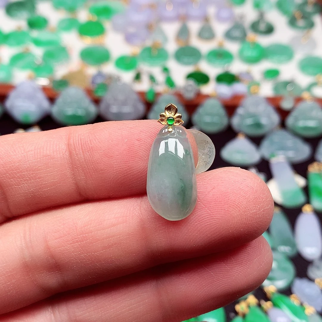 翡翠18K金镶嵌颈饰