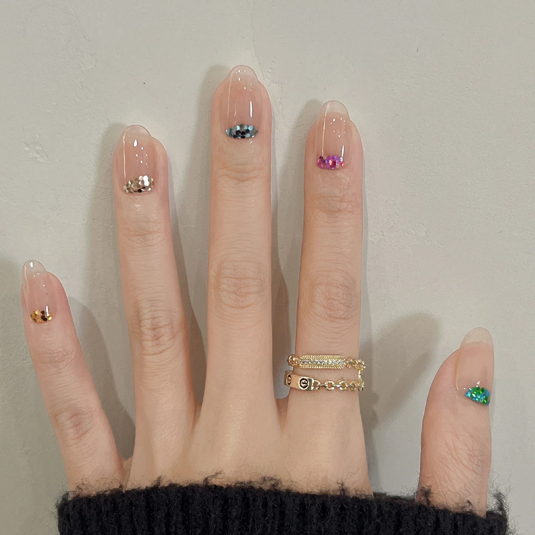 星芒闪耀 手工穿戴甲彩色亮片短椭圆高级春夏季爆闪气质显白美甲