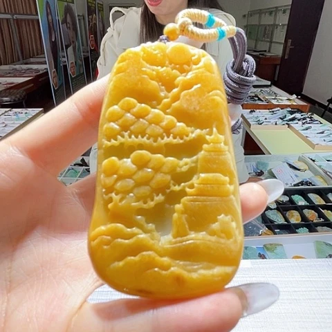 翡翠未镶嵌颈饰一个