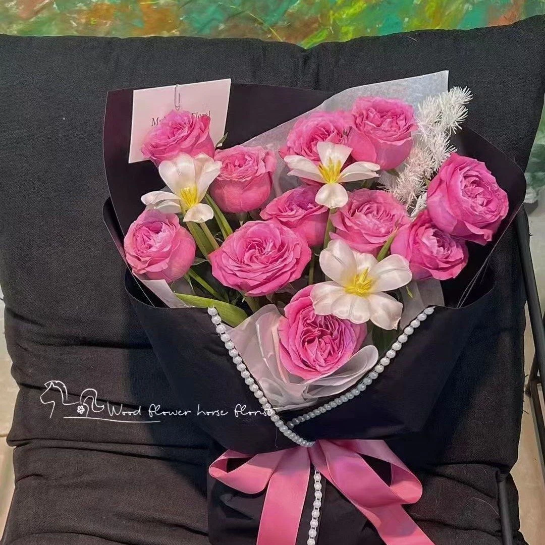 【如花美眷】11朵长相思玫瑰搭配3朵荷兰进口郁金香送花上门（中型花束）