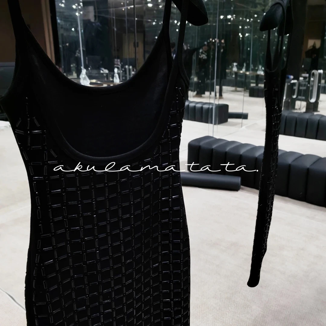 法式闪钻重工设计宴会聚餐必备！气质显瘦显白且百搭吊带连衣裙！