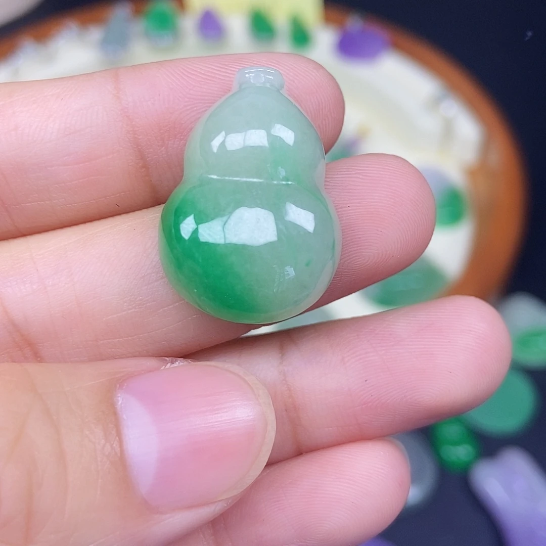 翡翠未镶嵌颈饰葫芦