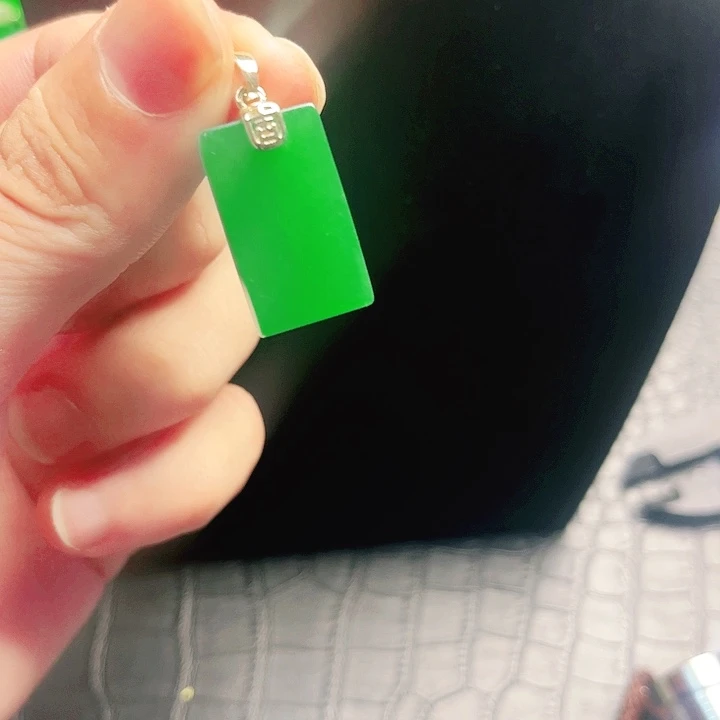 颈饰18K金镶嵌翡翠