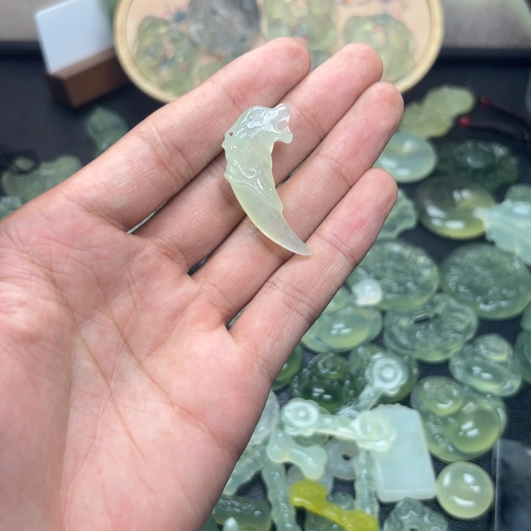 蛇纹石玉未镶嵌颈饰狼牙吊坠