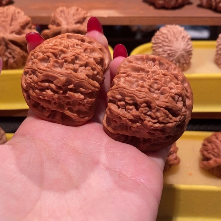 文玩核桃吊坠白狮子