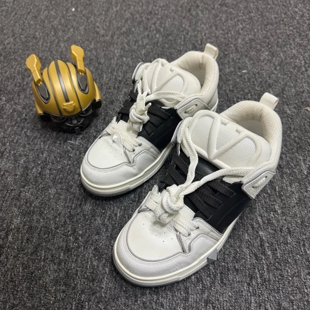 95新 Valentino/华伦天奴 /41.5码/黑白大V休闲鞋/公价8600