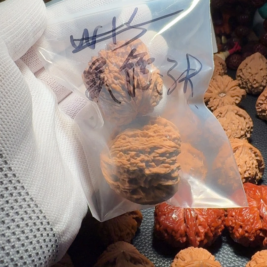 吴***张文玩核桃吊坠南疆石核桃