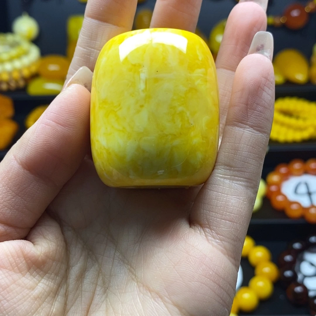 张***振鸡油黄飘花大桶珠一个