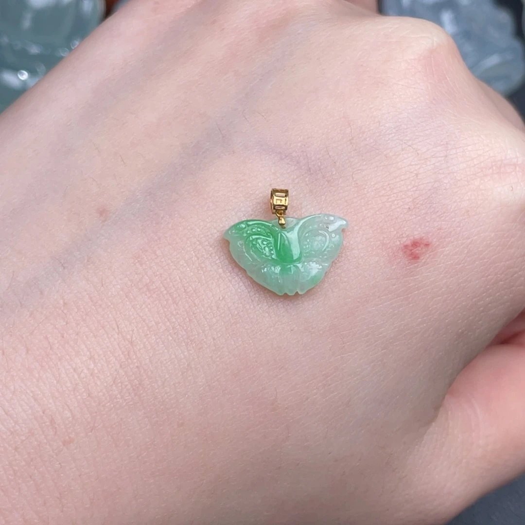 翡翠未镶嵌颈饰蝴蝶