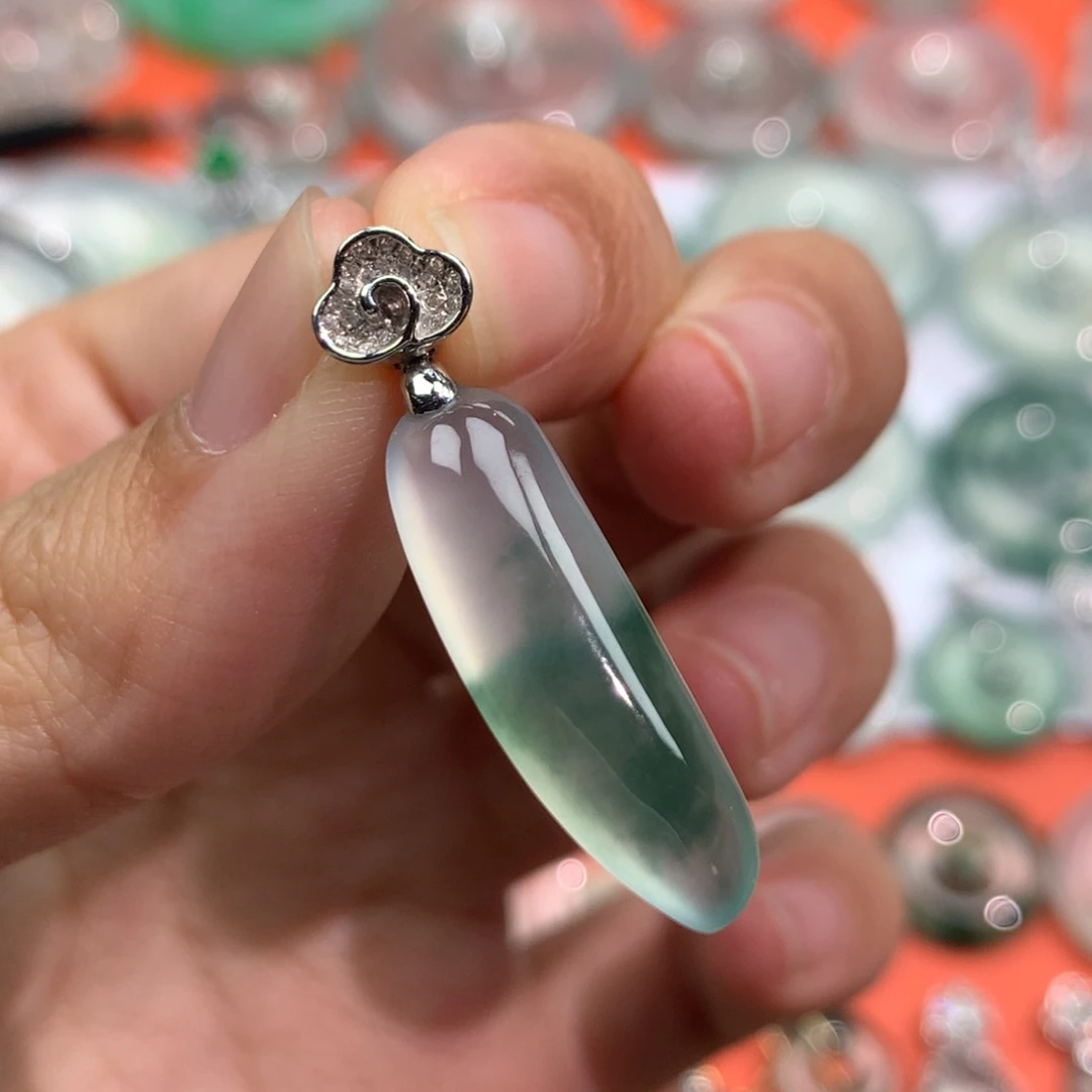 翡翠18K金镶嵌颈饰25