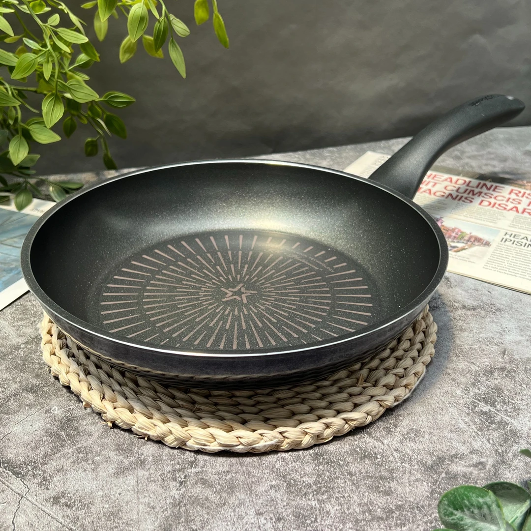 【品牌高货】蓝色快乐锅24不粘锅等离子钛+石墨烯外陶瓷不挑灶