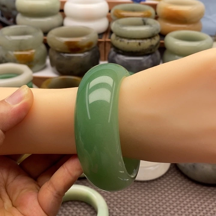 石英质玉（非洲翠）手镯合金当***在