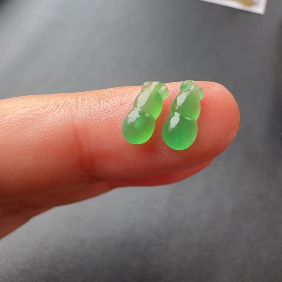 定制翡翠未镶嵌冰种甜阳绿葫芦一对