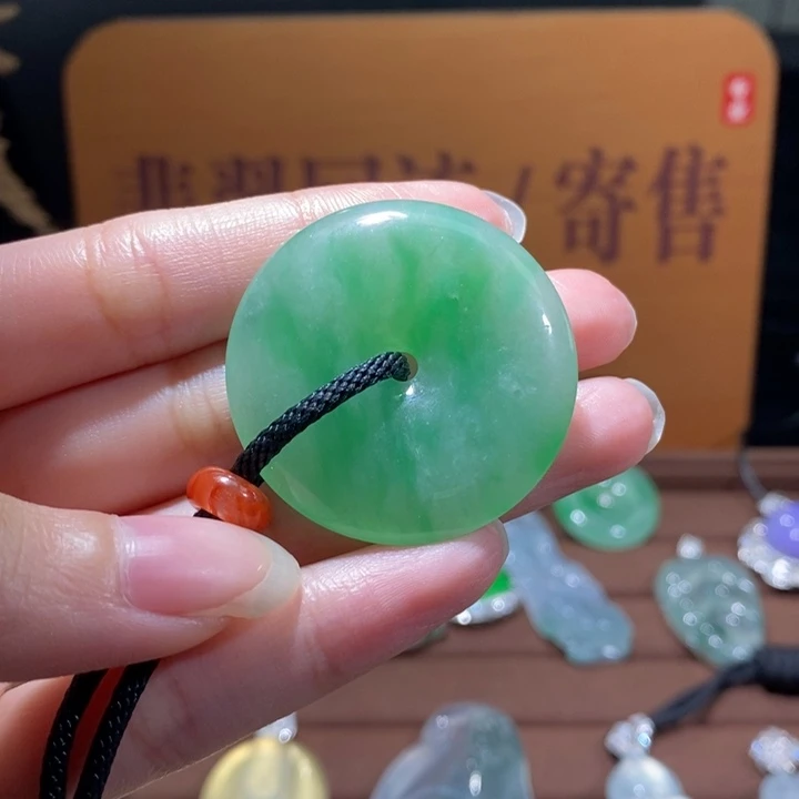 颈饰未镶嵌翡翠平安扣