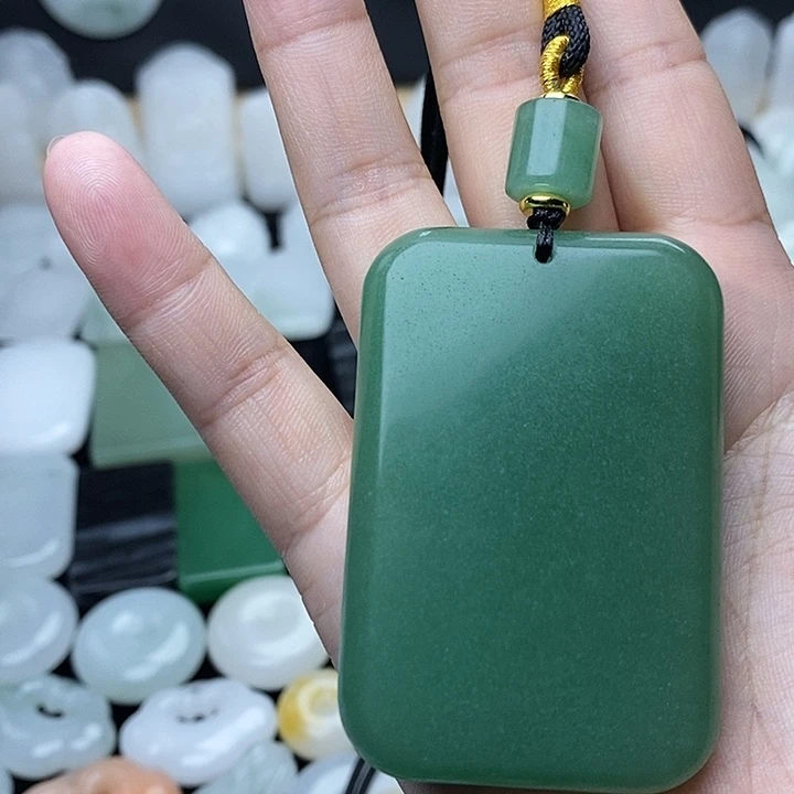 石英岩玉未镶嵌颈饰静**水