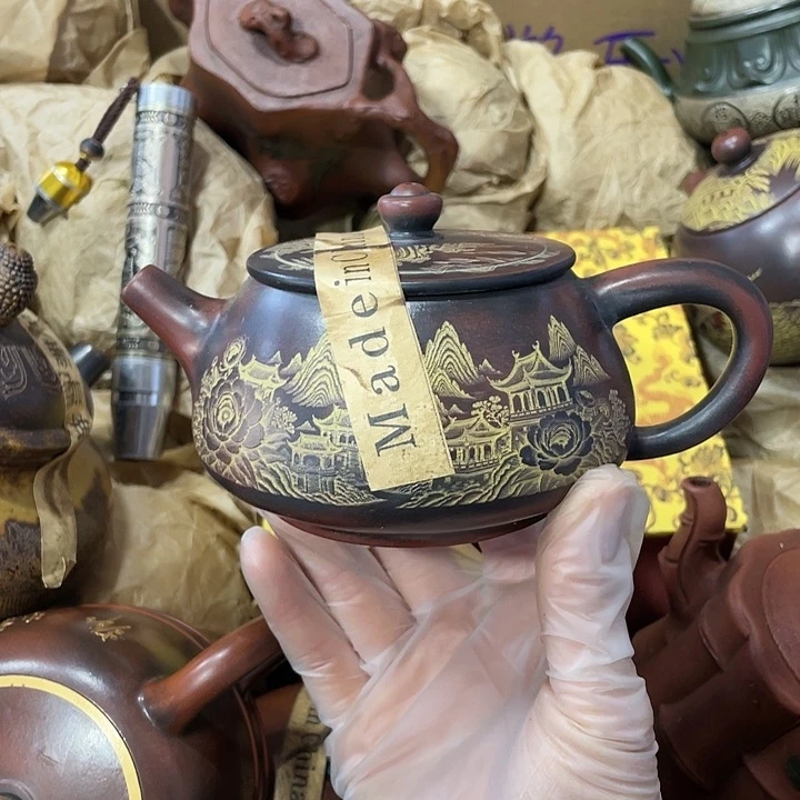 茶壶紫砂原矿泥料，手工制作的一把紫砂壶。