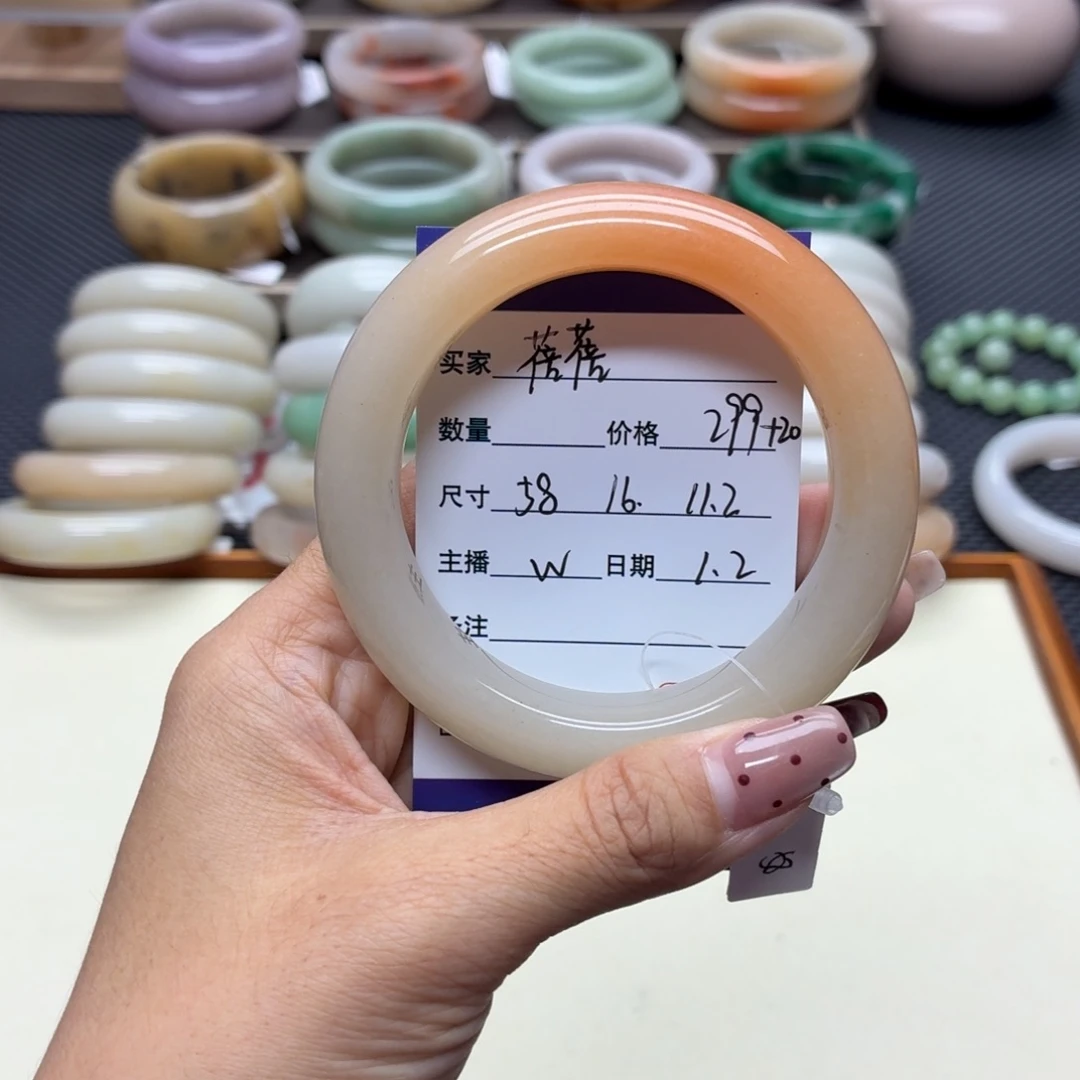 蓓***蓓石英质玉未镶嵌手镯