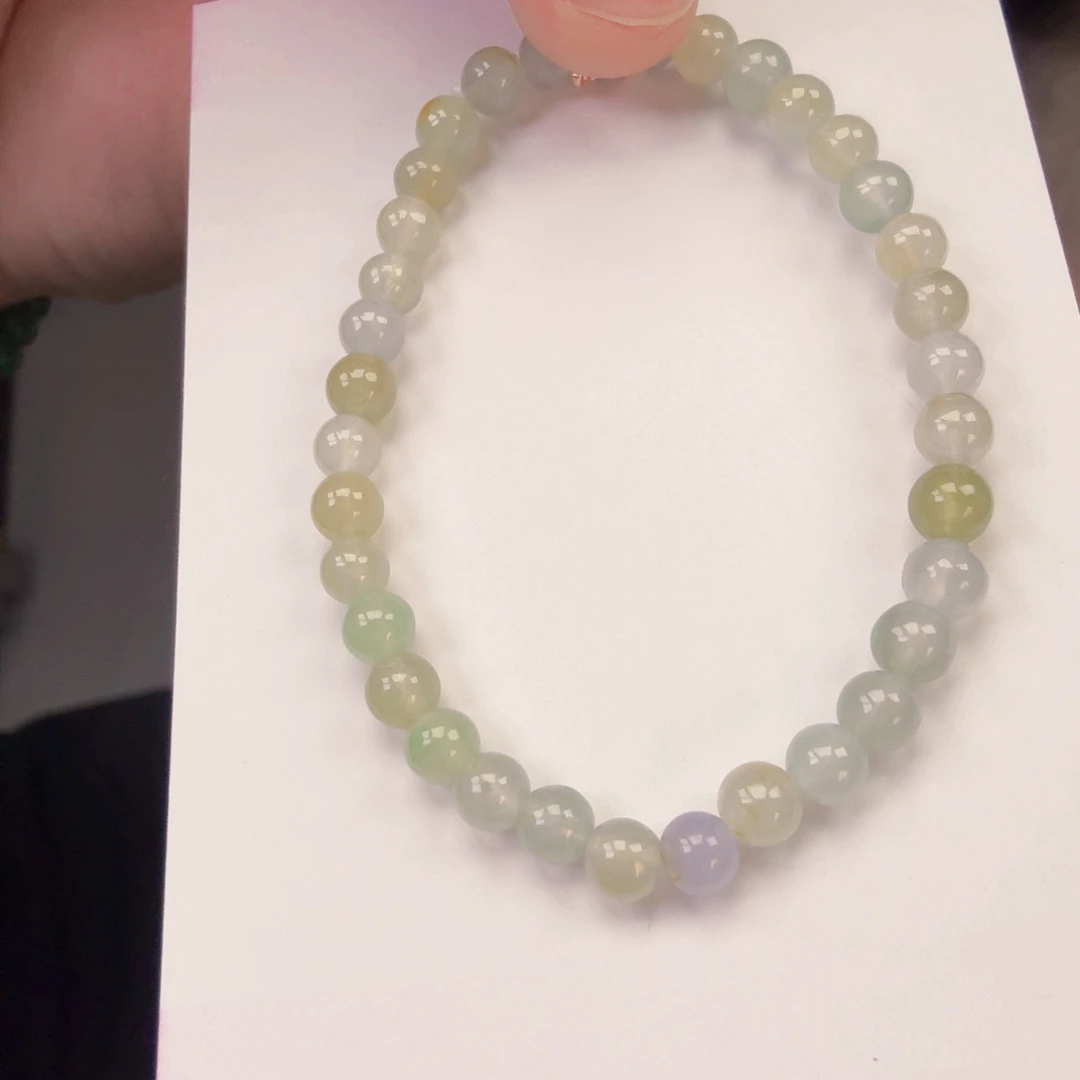 翡翠未镶嵌颈饰一件