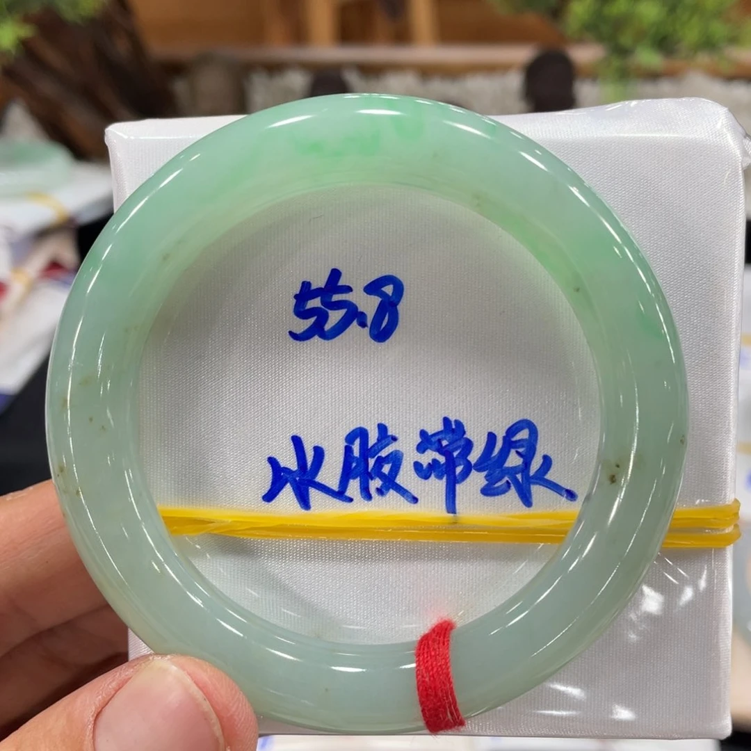 翡翠手镯未镶嵌翡翠