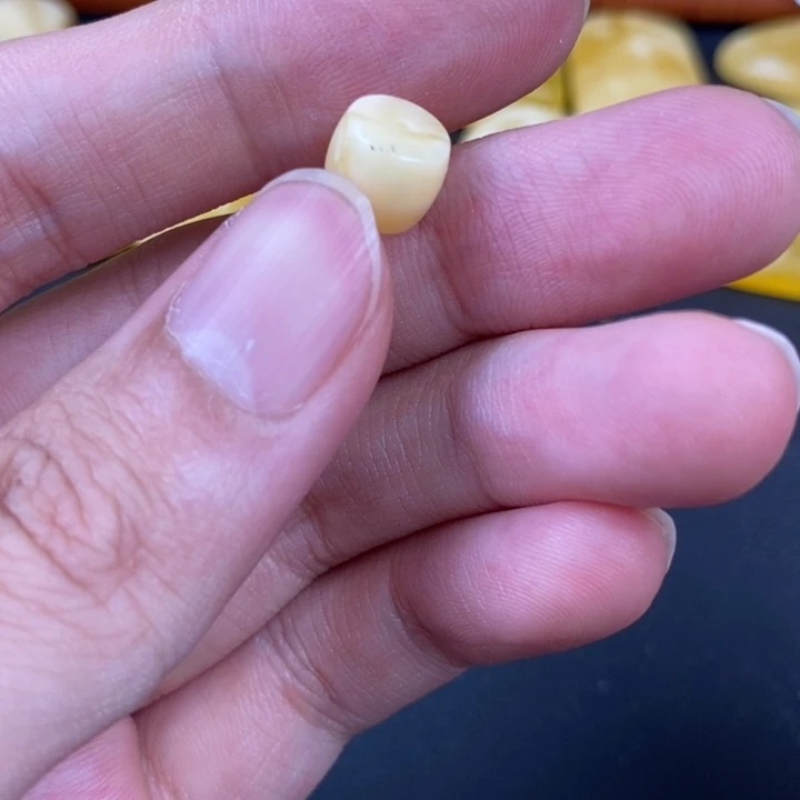 未镶嵌琥珀裸石微瑕44