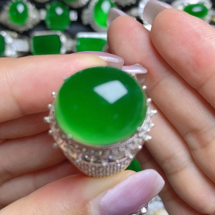翡翠挂件未镶嵌蛋面