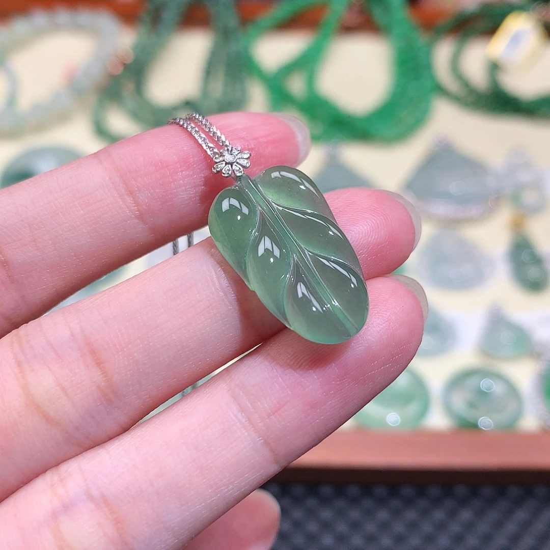 翡翠未镶嵌颈饰挂件