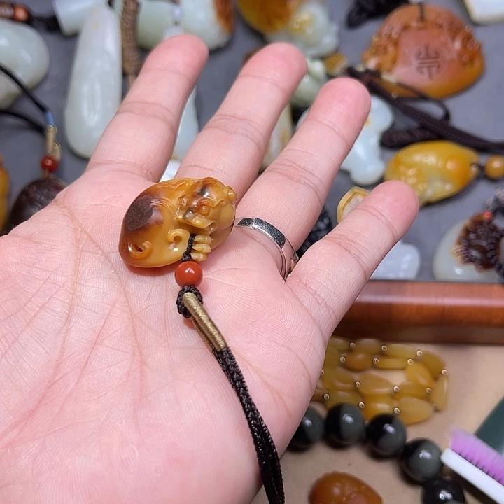 他***方颈饰未镶嵌和田玉