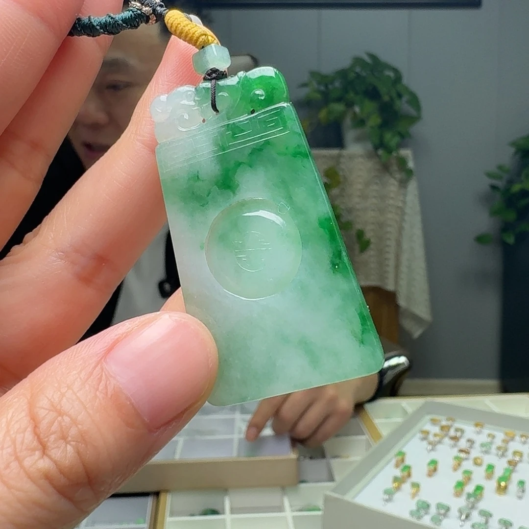 翡翠未镶嵌吊坠(赠链)天然