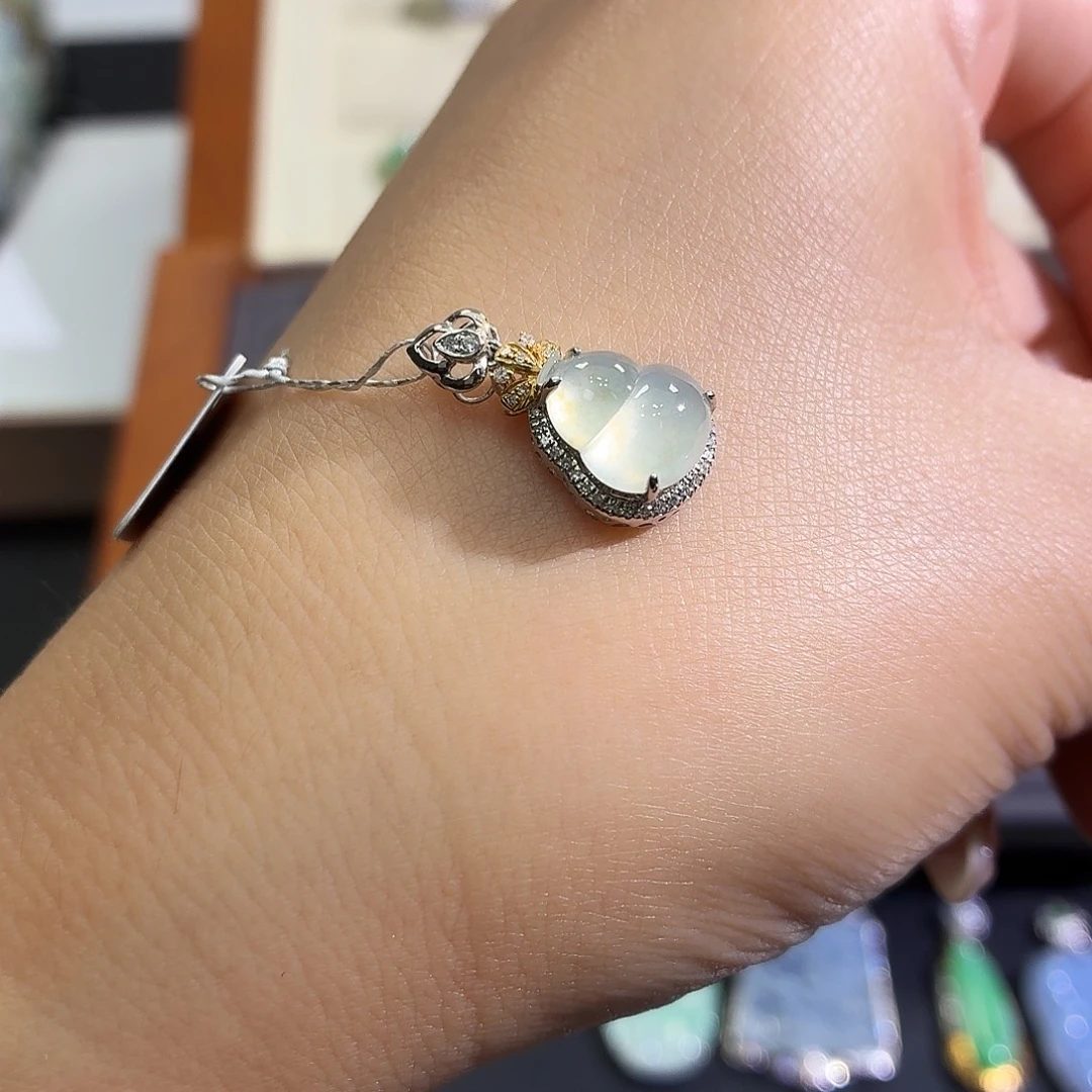 翡翠18K金镶嵌颈饰