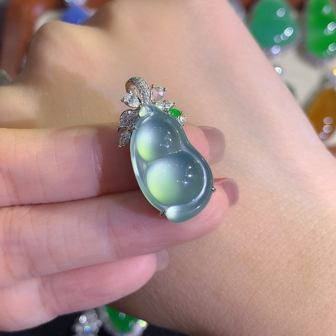 颈饰18K金镶嵌翡翠