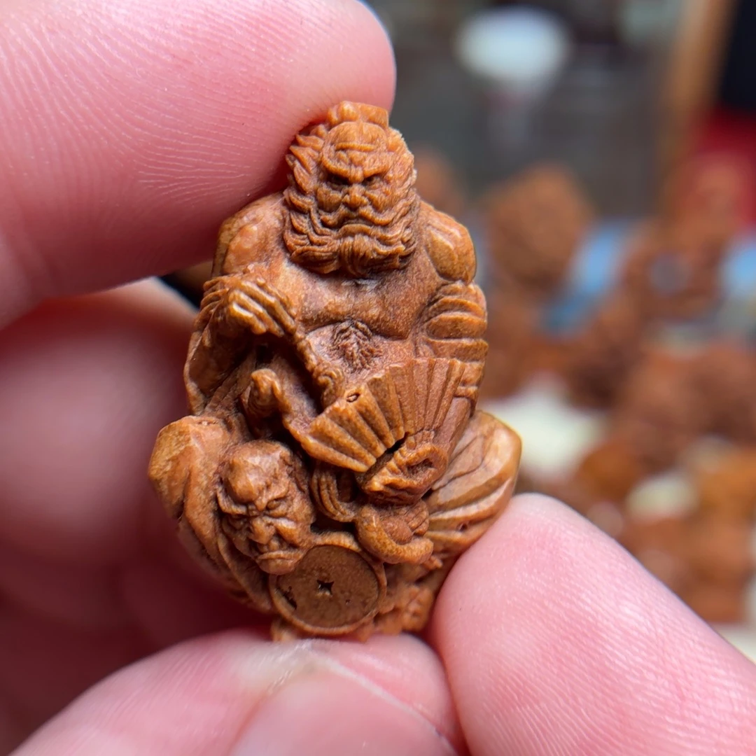 桃核圆雕钟馗捉鬼