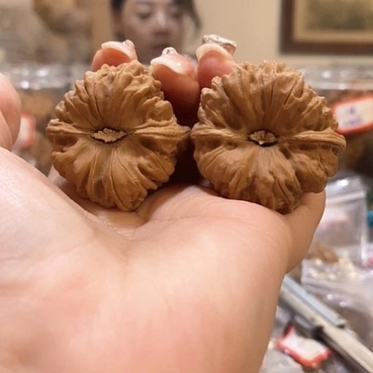 文玩核桃吊坠用***后38平谷凹底尖有伤