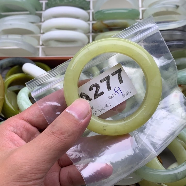 一***香未镶嵌蛇纹石玉手镯