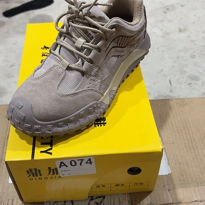 074号。40码防砸防刺劳保鞋。鞋底磨损介意勿拍