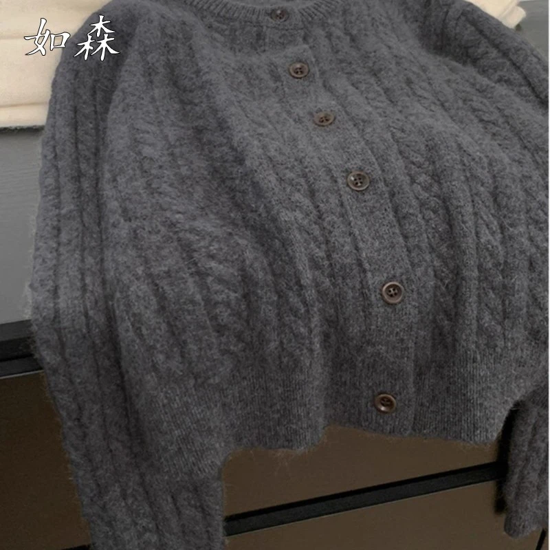 灰色时尚的麻花针织开衫女秋冬慵懒风小个子短款冬季毛衣外套上衣