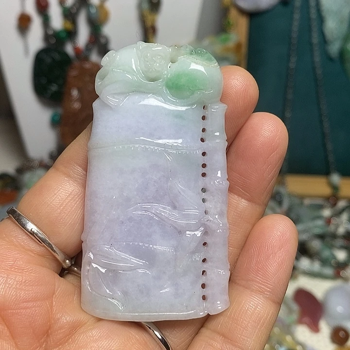 翡翠未镶嵌吊坠(赠链)