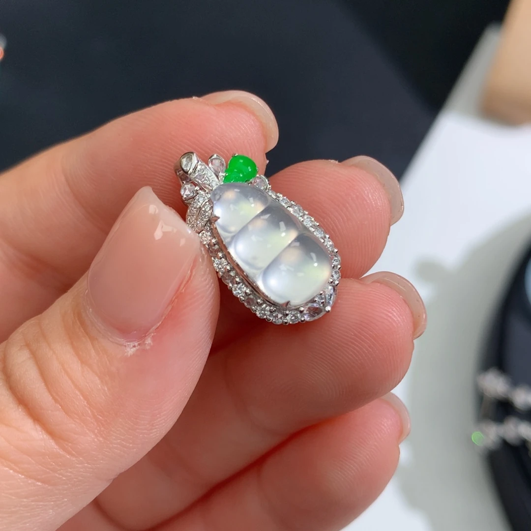 翡翠未镶嵌颈饰玻璃种福豆