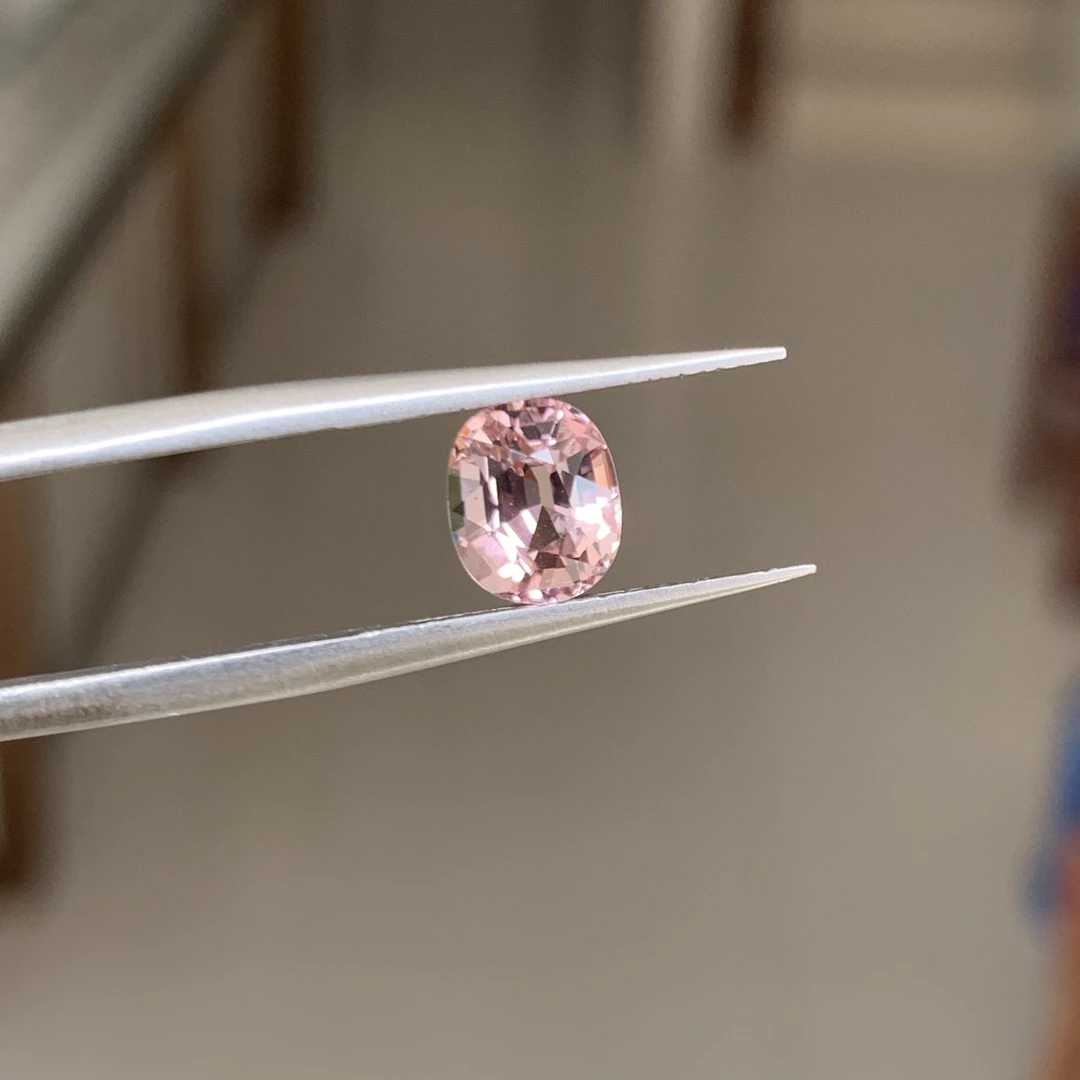 天然彩宝阿富汗粉碧玺裸石 椭圆6.1x7.4重1.55ct 全净体满火彩