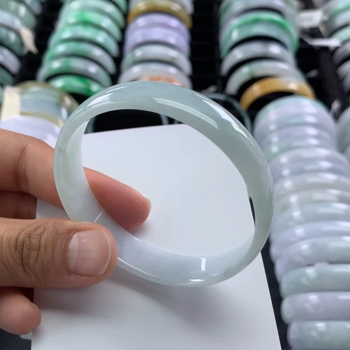 翡翠未镶嵌手镯公主